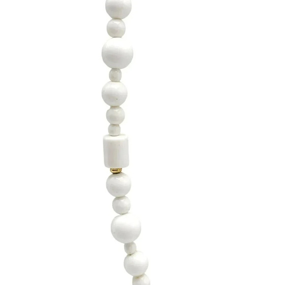 Monet White Acrylic Ball Beaded Long Necklace Lobster Closure Vintage - Picture 2 of 7